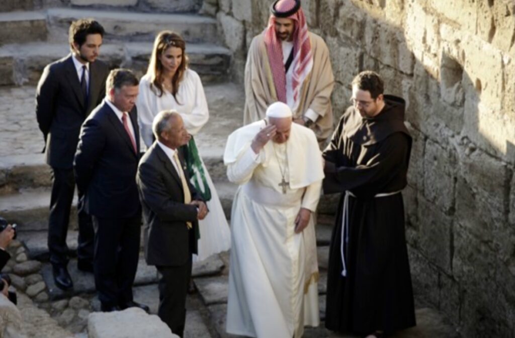 Giordania, papa Francesco al sito del Battesimo con la regina Rania e il re Abdullah II di Giordania. Credits @ Vatican Media