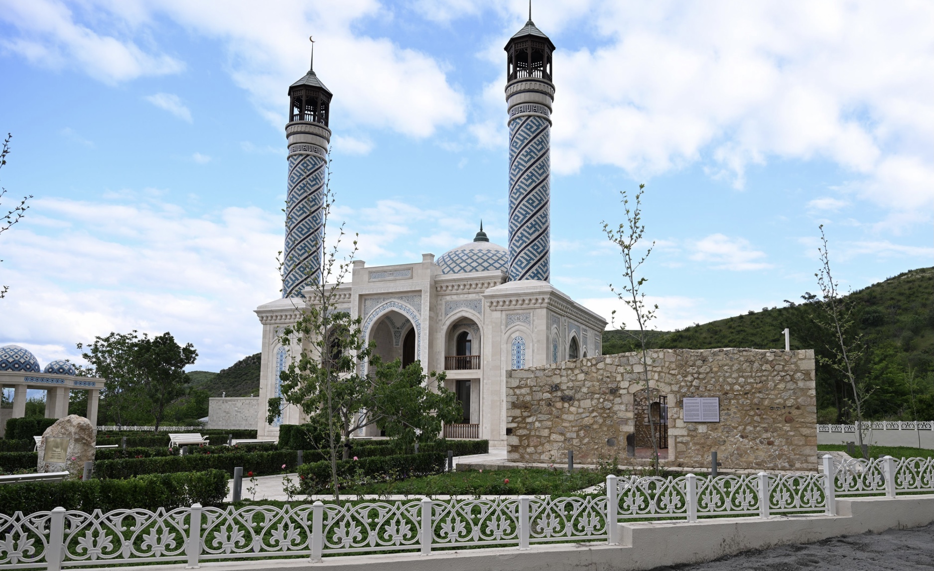 Azerbaigian, Modern Zangilan Mosque next to the Historic Zangilan Mosque Credits Heydar Aliyev Foundation.