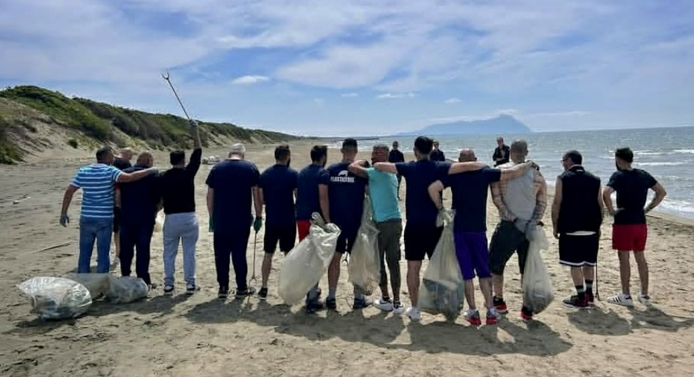 Gruppo di detenuti impegnati nell’iniziativa di Plastic Free in collaborazione con Seconda Chance (foto ufficio stampa)
