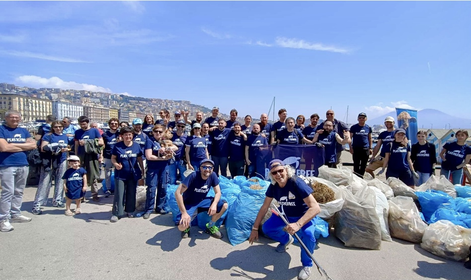 Gruppo di volontari dell’associazione Plastic Free (foto ufficio stampa) #loredanacarena, #carena, #culturapiù
